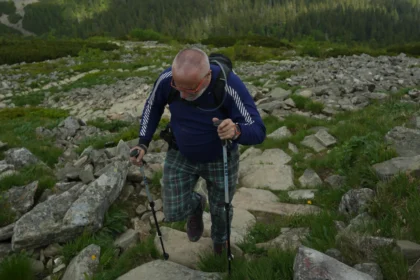 Kije trekkingowe pomagają na szlaku